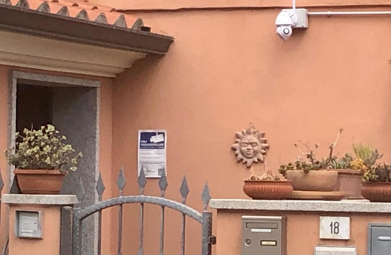 Presso La Maison De Gioel Usufruirai Di Un Appartamento Indipendente Dotato Di Uso Cucina E Lavatrice Arredato In Maniera Funzionale Situato In Ottima Posizione Vicino A Supermercati Caffetterie Pasticcerie Bar Pizzerie E Tanti Altri Servizi 奧爾比亞 外观 照片
